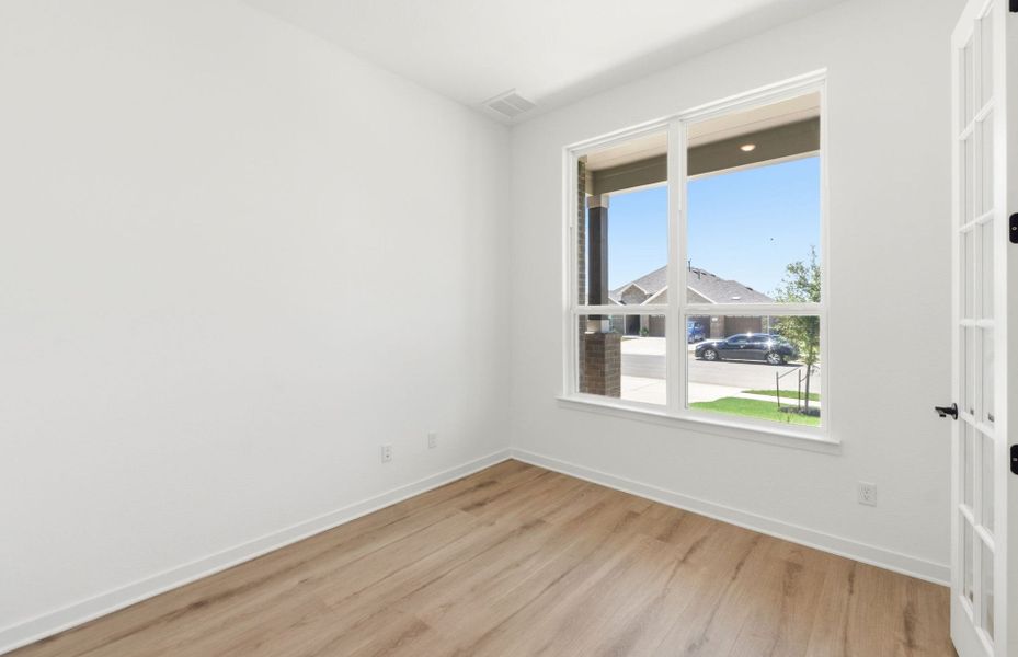 Spacious, unfurnished interior of a new home in 6 Creeks, Kyle (Image 41).