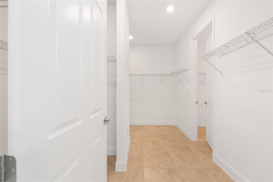 Spacious, unfurnished interior of a new home in , Ocala (Image 31).