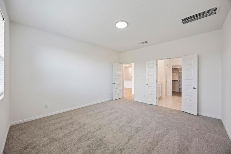 Spacious, unfurnished interior of a new home in Trinity Ranch, Elgin (Image 21).