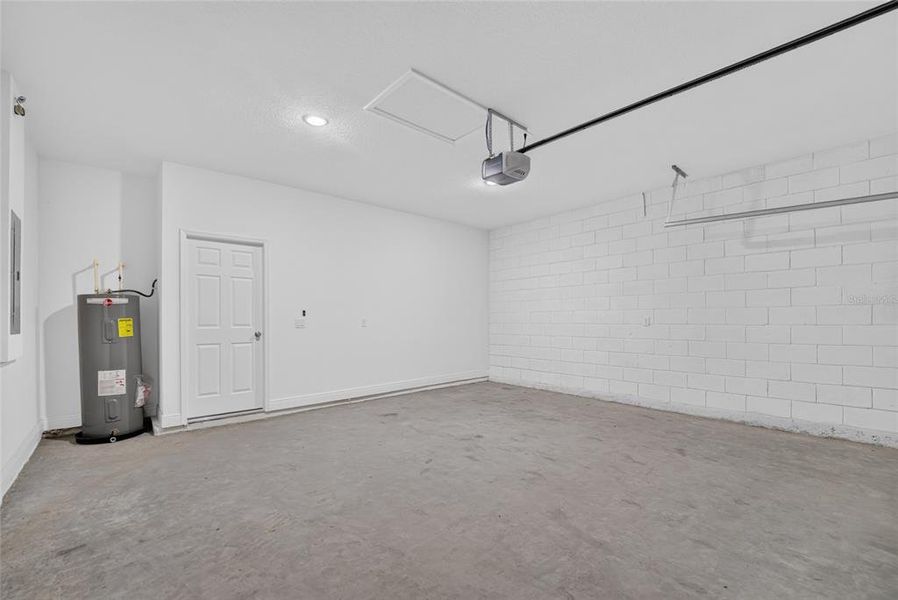Spacious, unfurnished interior of a new home in , Ocala (Image 11).