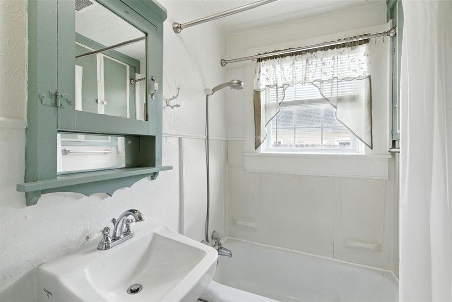 Furnished interior view inside a new home in , Weatherford (Image 7).