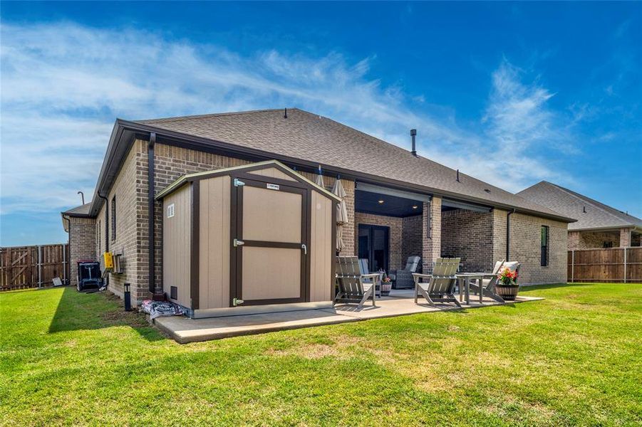 Exterior details and patio area of a home in Lincoln Pointe, Van Alstyne (Image 24).