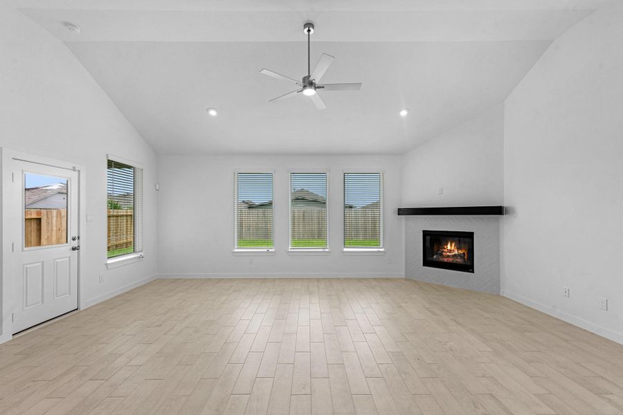 Spacious, unfurnished interior of a new home in Grand Mason Crossing, Katy (Image 22).
