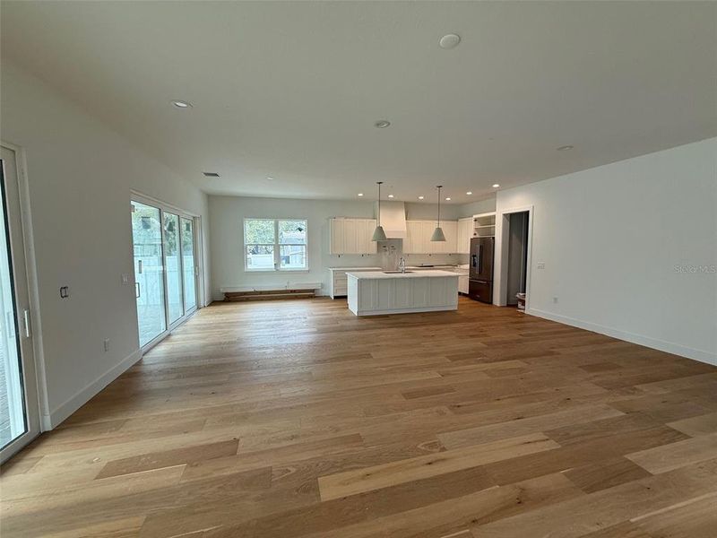 Spacious, unfurnished interior of a new home in , Tampa (Image 4).
