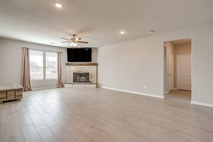 Spacious, unfurnished interior of a new home in Honeysuckle Ranch, Paradise (Image 15).