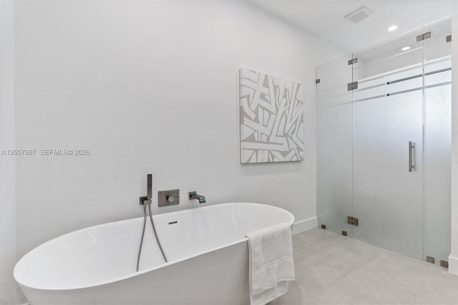 Furnished interior view inside a new home in , Fort Lauderdale (Image 22).
