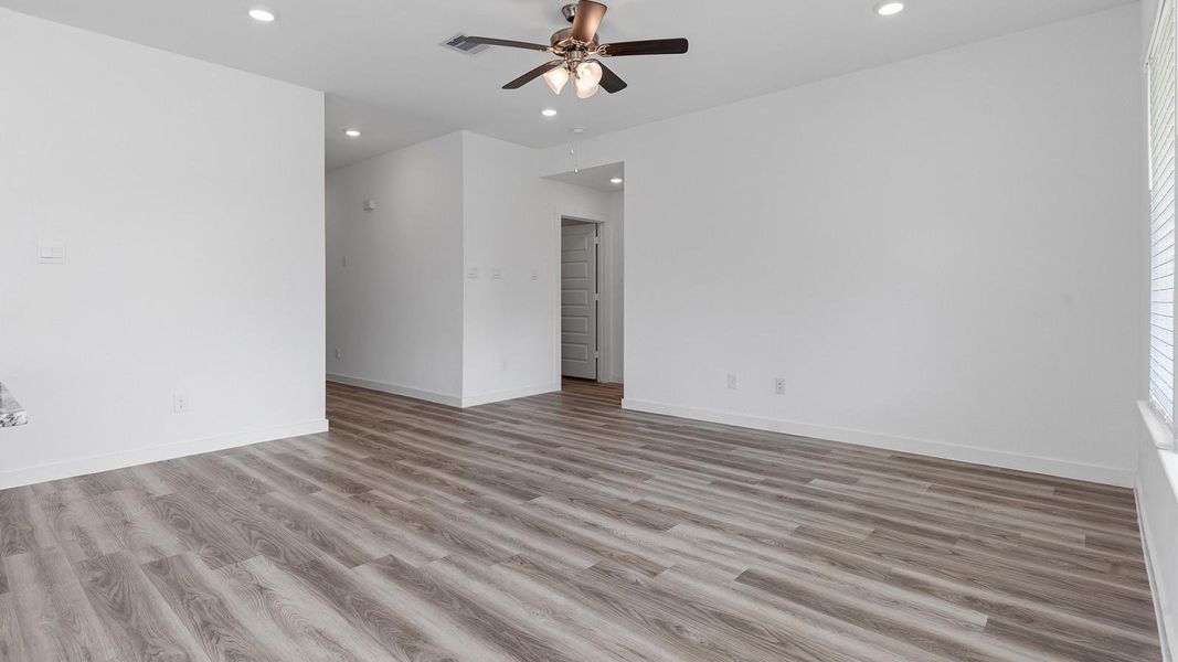 Spacious, unfurnished interior of a new home in Caldwell Crossing, Iowa Colony (Image 19). Spacious, unfurnished interior of a new home in Caldwell Crossing, Iowa Colony (Image 19).