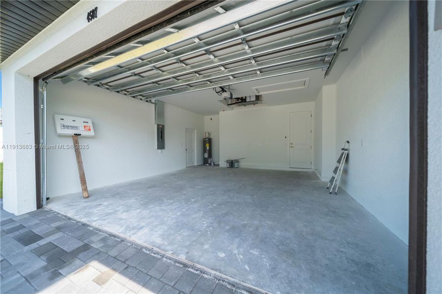 Spacious, unfurnished interior of a new home in , Lehigh Acres (Image 20).