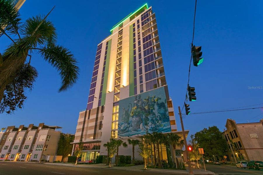 Condo located in St. Petersburg, FL showcasing its design and architecture (Image 25).