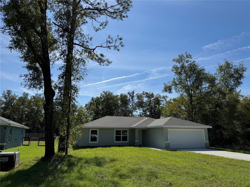 Exterior details and patio area of a home in , Dunnellon (Image 14).