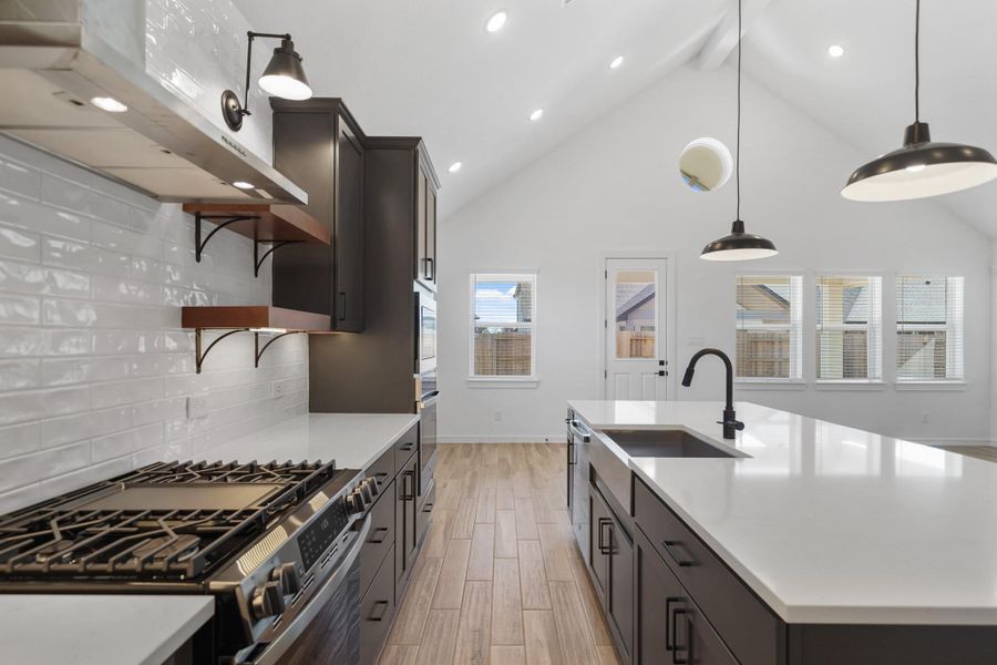 Stylish ktichen (*Photo not of actual home and used for illustration purposes only.)