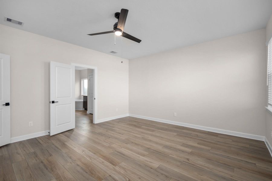 Spacious, unfurnished interior of a new home in Lago Mar, Texas City (Image 10).