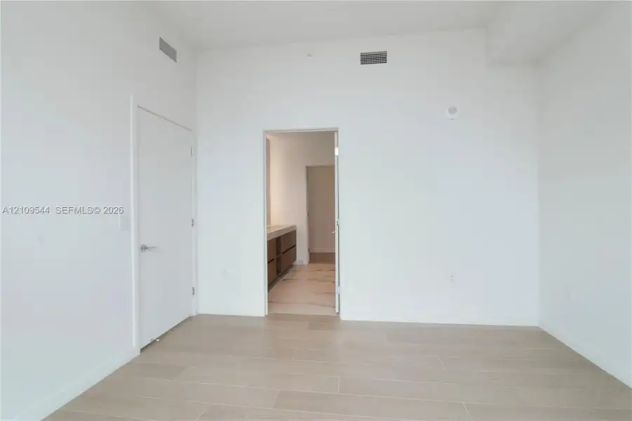 Spacious, unfurnished interior of a new home in , Miami (Image 63).
