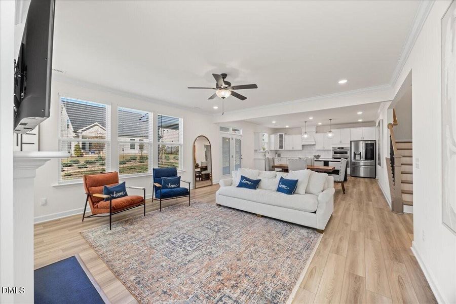 13-2A1A1154 living room breaknook kitche