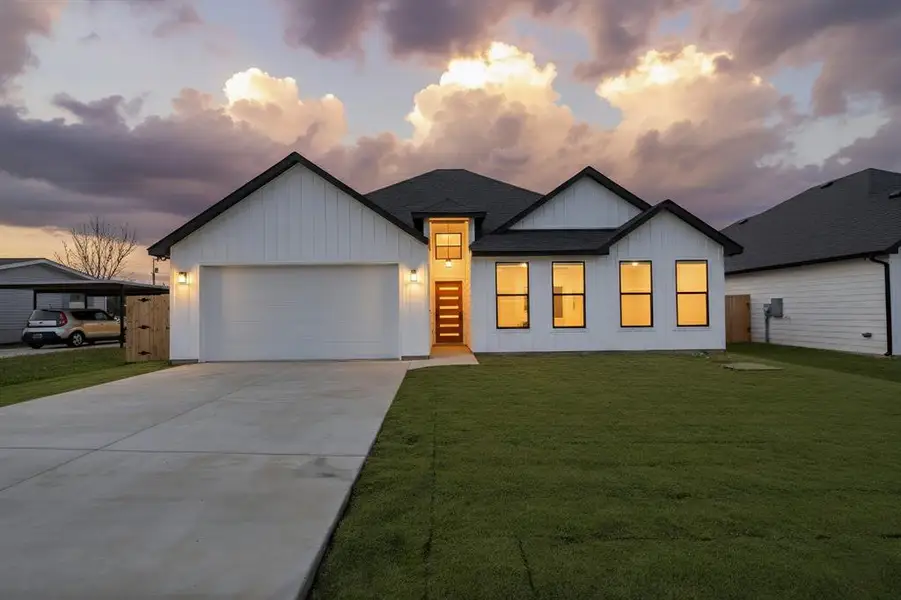 Front exterior of a new home in , Granbury, TX, highlighting curb appeal (Image 1). Front exterior of a new home in , Granbury, TX, highlighting curb appeal (Image 1).