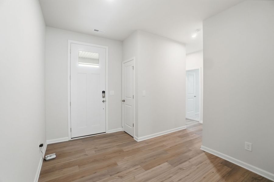 Spacious, unfurnished interior of a new home in Waxhaw Landing, Monroe (Image 10).