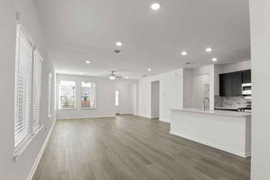 Spacious, unfurnished interior of a new home in Crosswinds, Kyle (Image 22).