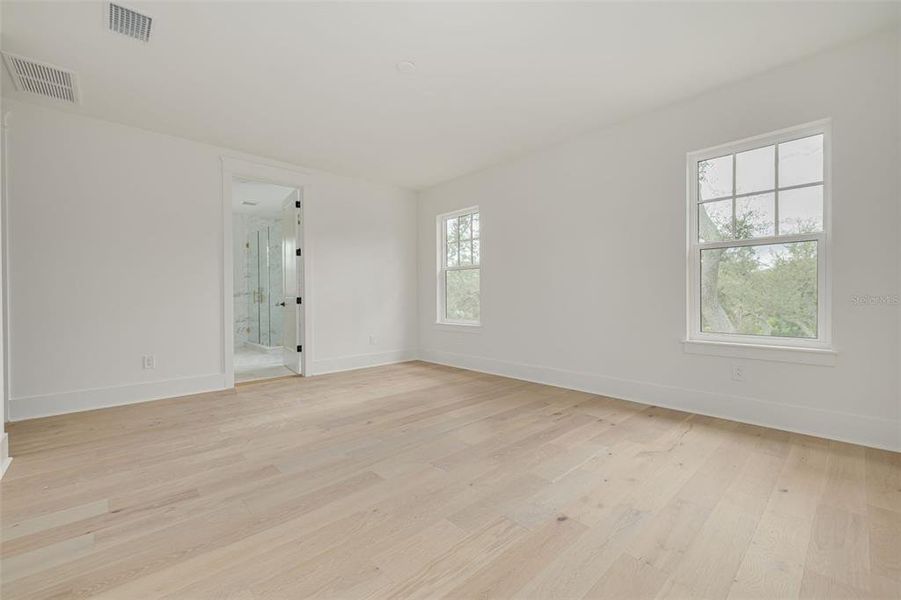 Spacious, unfurnished interior of a new home in , St. Petersburg (Image 27).