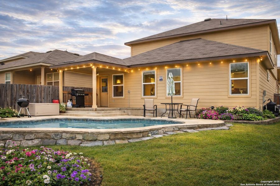 Exterior details and patio area of a home in Solana Ridge, San Antonio (Image 24).