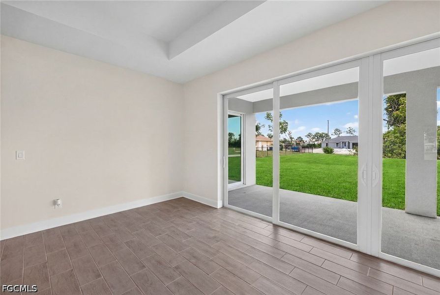 Spacious, unfurnished interior of a new home in Cape Coral, Cape Coral (Image 14).