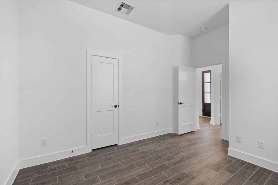 Spacious, unfurnished interior of a new home in Mulberry Farms, Santa Fe (Image 25).