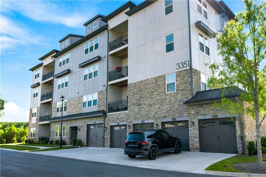 Condo located in Cumming, GA showcasing its design and architecture (Image 4).