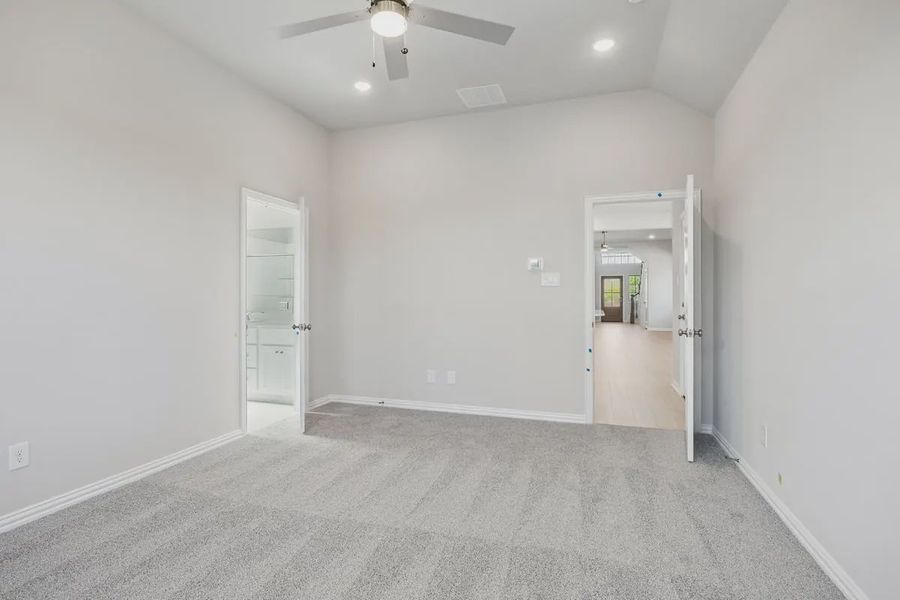 Spacious, unfurnished interior of a new home in Heartland 40's, Heartland (Image 20).