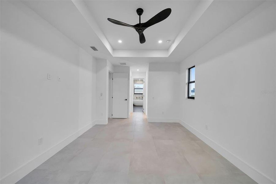 Spacious, unfurnished interior of a new home in , Cape Coral (Image 24).