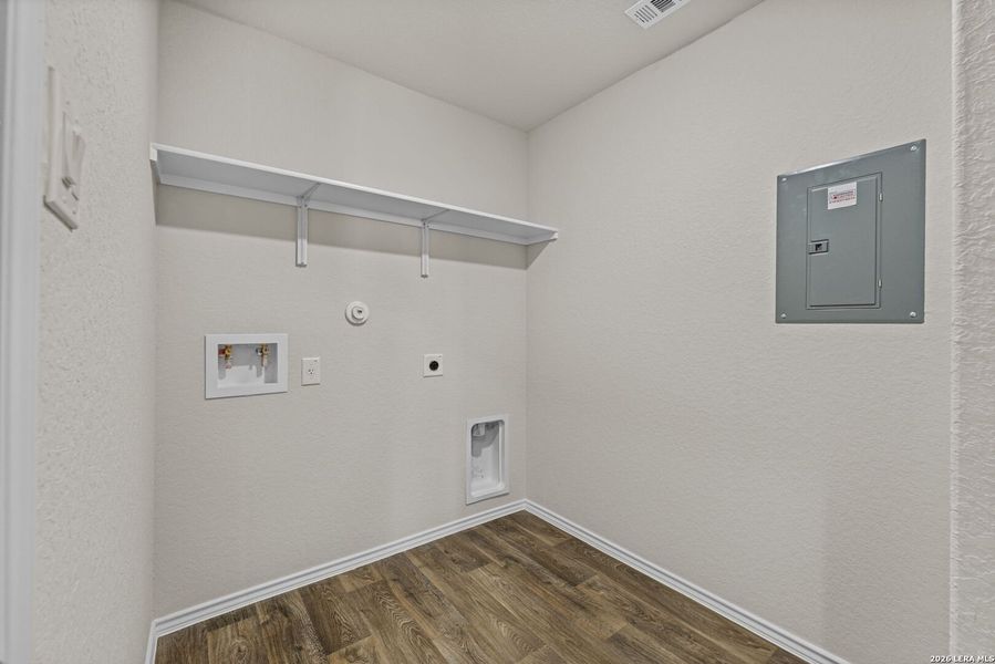 Spacious, unfurnished interior of a new home in Stonehill, San Antonio (Image 23).