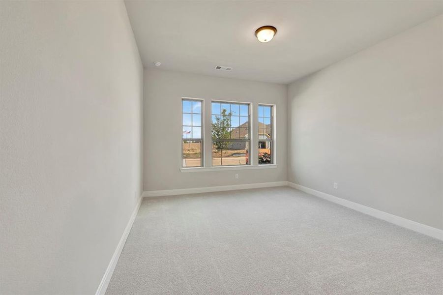 Spacious, unfurnished interior of a new home in Myrtle Creek, Waxahachie (Image 19).