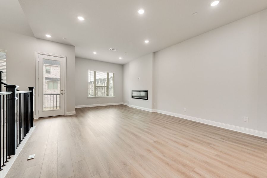 Spacious, unfurnished interior of a new home in Wade Settlement Townhomes, Frisco (Image 17).