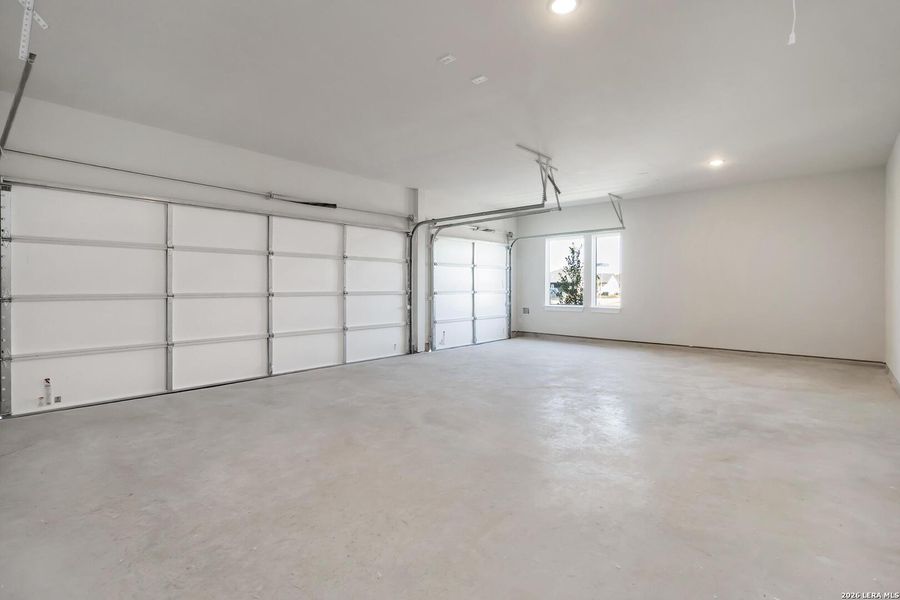 Spacious, unfurnished interior of a new home in Alamo Estates, San Antonio (Image 22).