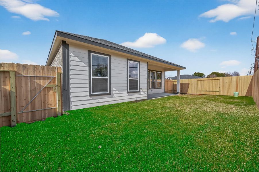 Exterior details and patio area of a home in Rollingbrook Estates, Baytown (Image 28).