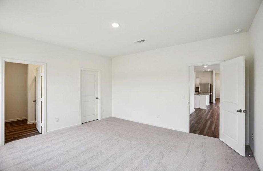 Spacious, unfurnished interior of a new home in Castlewood South, Taylor (Image 8).