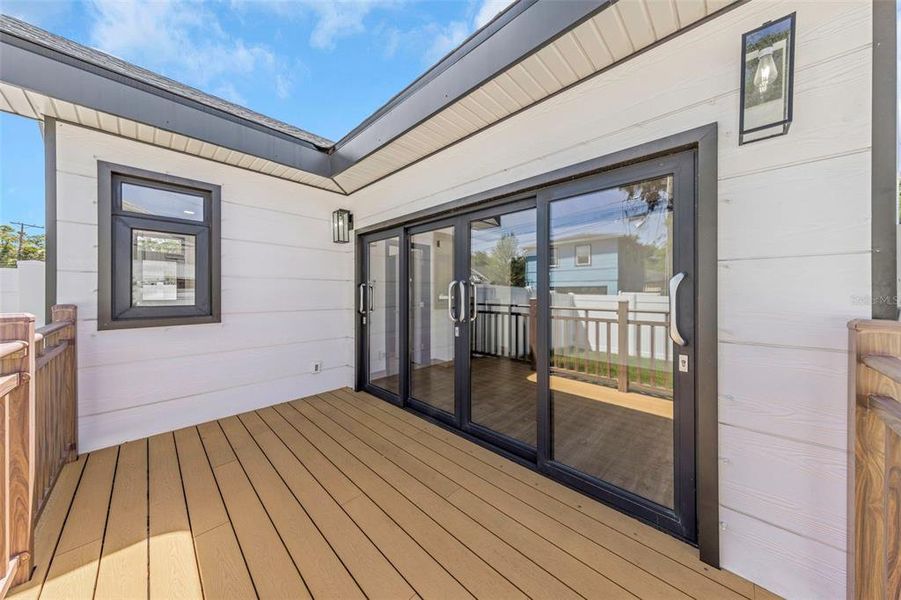 Exterior details and patio area of a home in , St. Petersburg (Image 31).