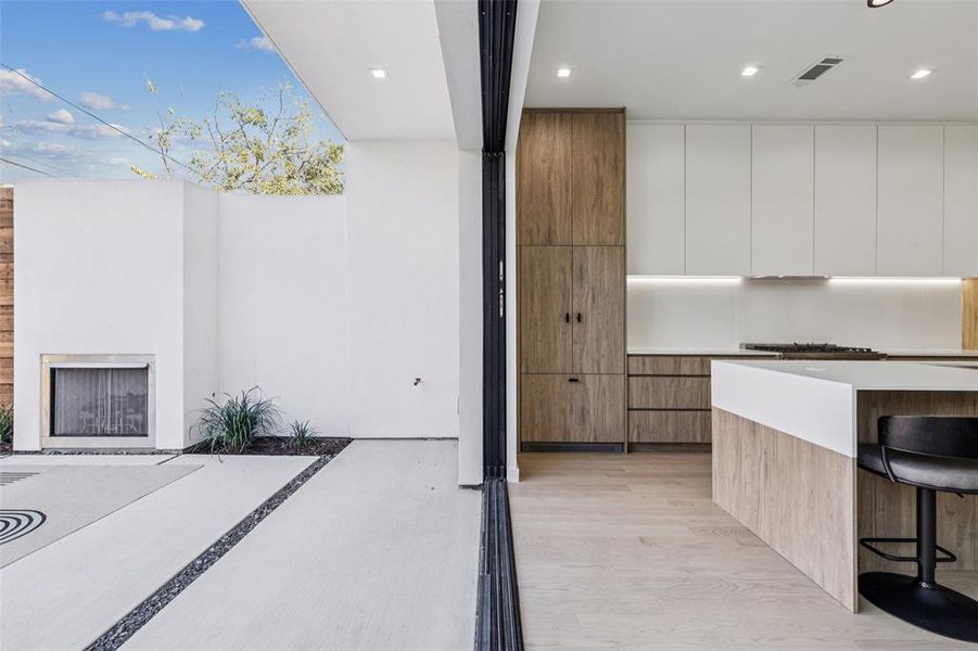 Exterior details and patio area of a home in , Dallas (Image 4).