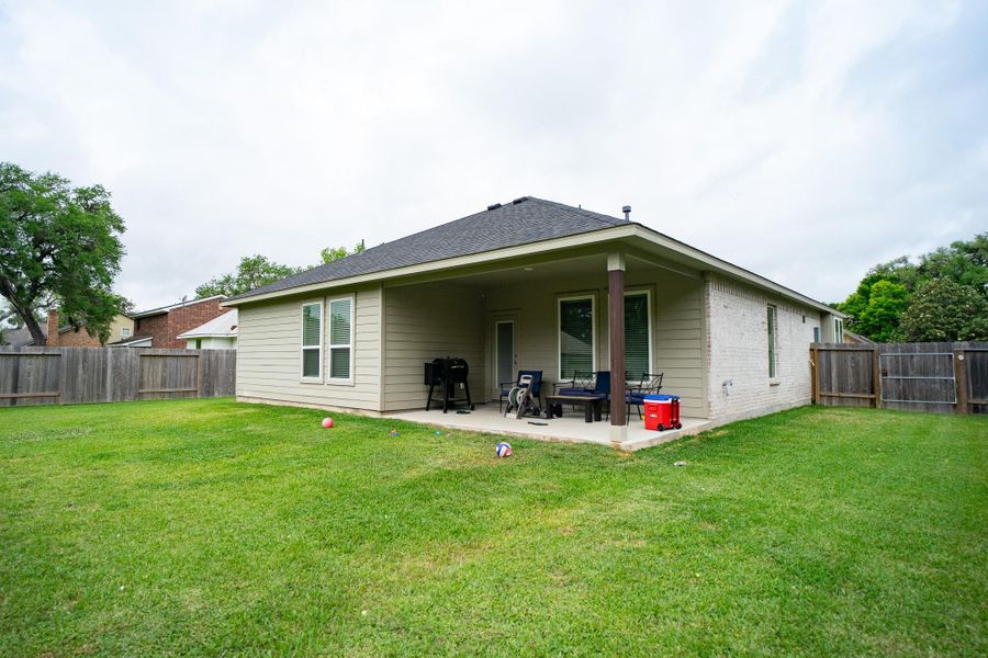 Exterior details and patio area of a home in Columbia Lakes, West Columbia (Image 3).