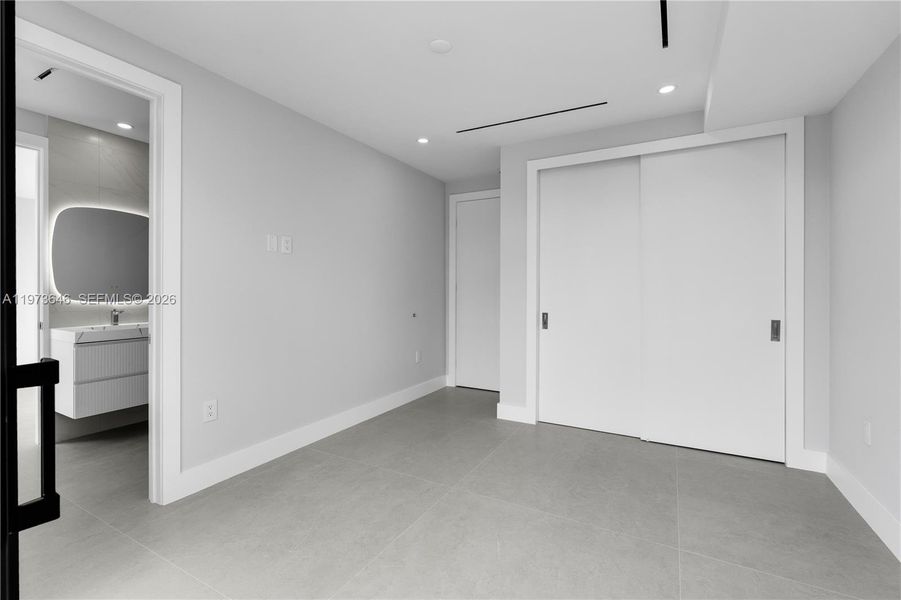 Spacious, unfurnished interior of a new home in , Key Biscayne (Image 23).