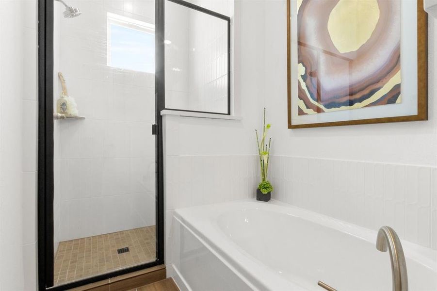 025-1805ParkviewDrive-Melissa-TX-75454-PrimaryBathroom.jpg-SMALL