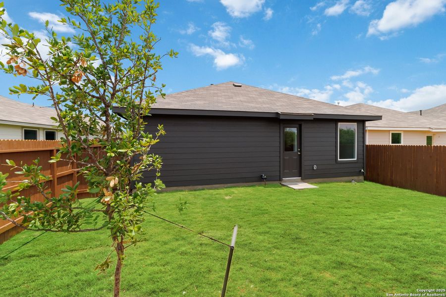 Exterior details and patio area of a home in Avenida, Converse (Image 20).