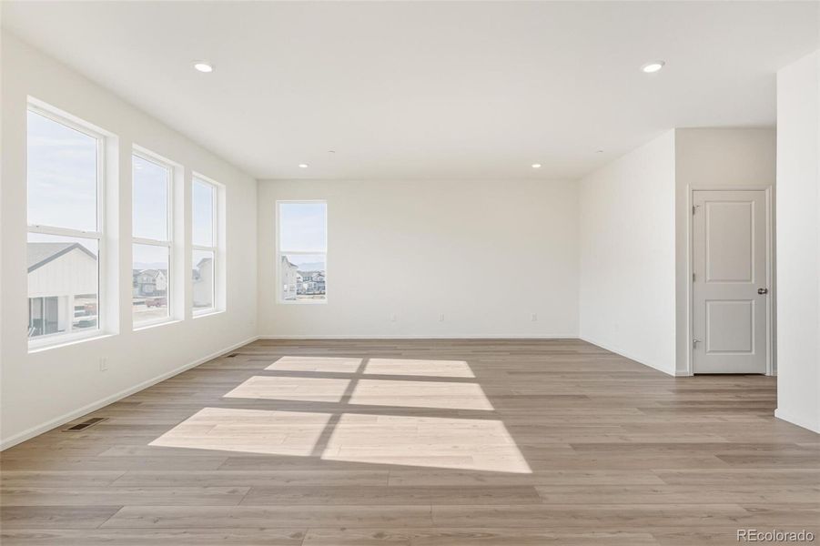 Spacious, unfurnished interior of a new home in Turnberry, Commerce City (Image 28).