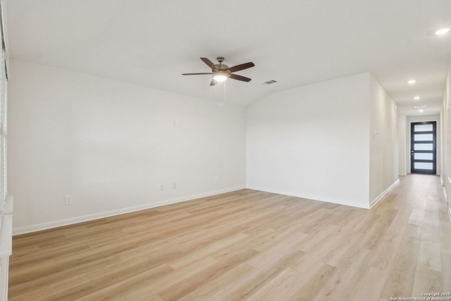 Spacious, unfurnished interior of a new home in Catalina, Converse (Image 26).
