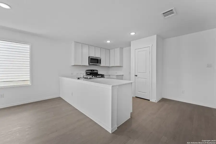 Furnished interior view inside a new home in Lodi Grove, Floresville (Image 7).