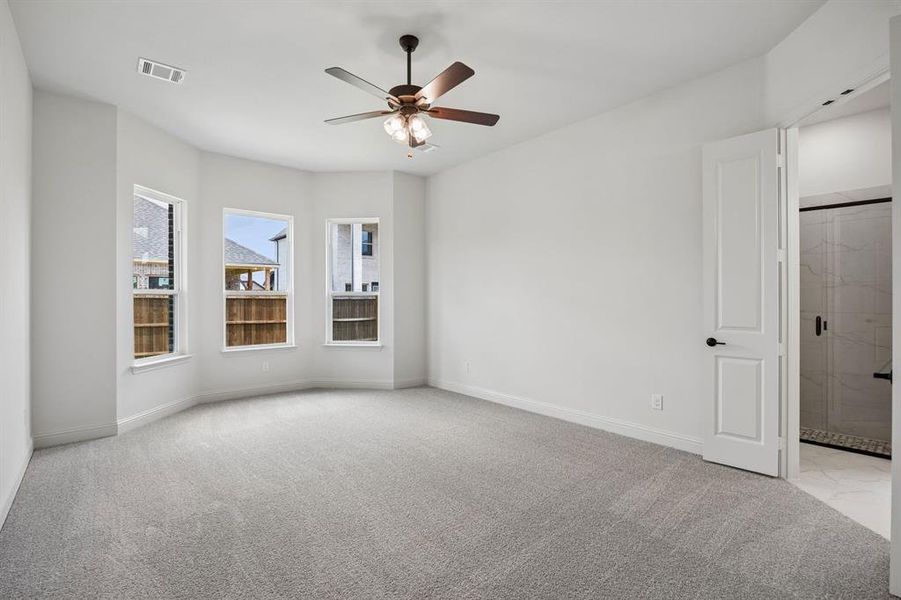 Spacious, unfurnished interior of a new home in Country Lakes, Denton (Image 10).