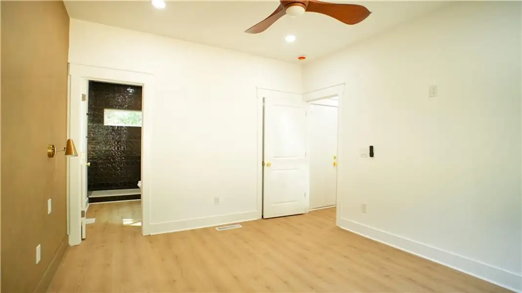 Spacious, unfurnished interior of a new home in , Atlanta (Image 11).