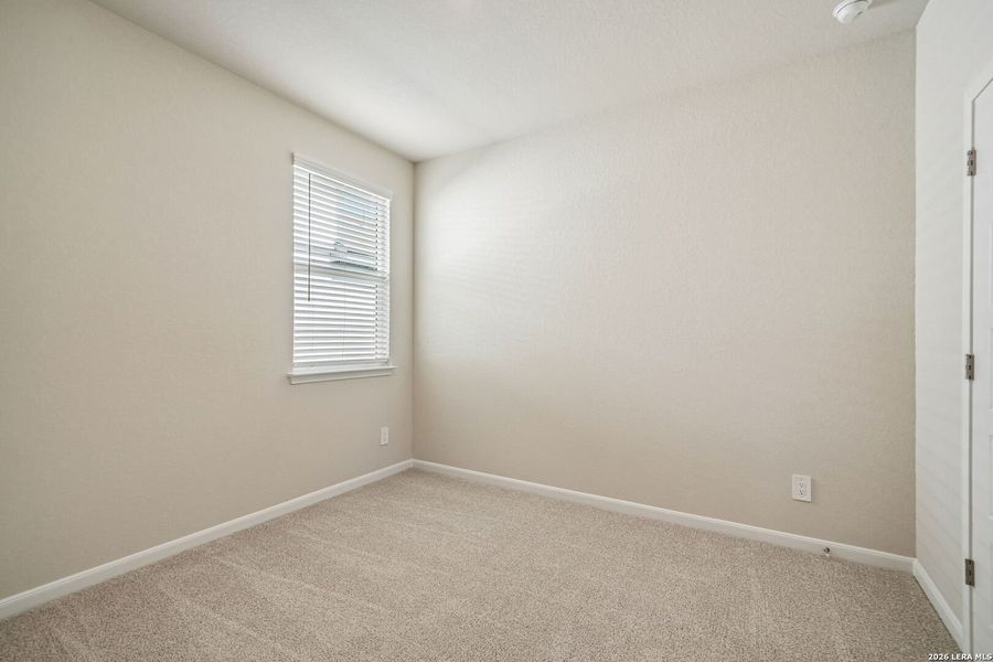Spacious, unfurnished interior of a new home in Thomas Pond, San Antonio (Image 22).