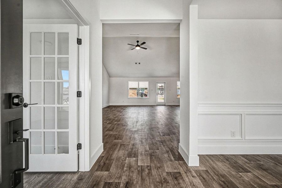 Spacious, unfurnished interior of a new home in , Angleton (Image 9).