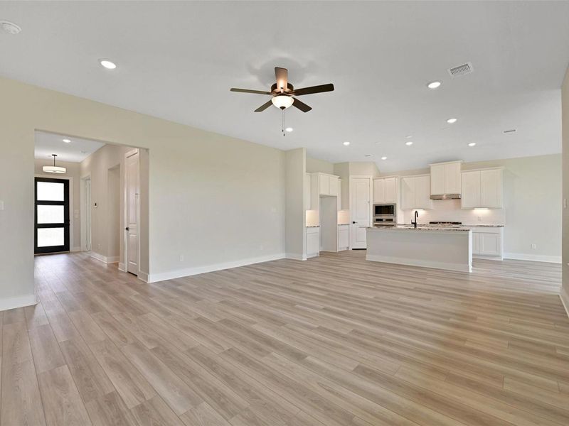 Spacious, unfurnished interior of a new home in Lago Mar, Texas City (Image 18).
