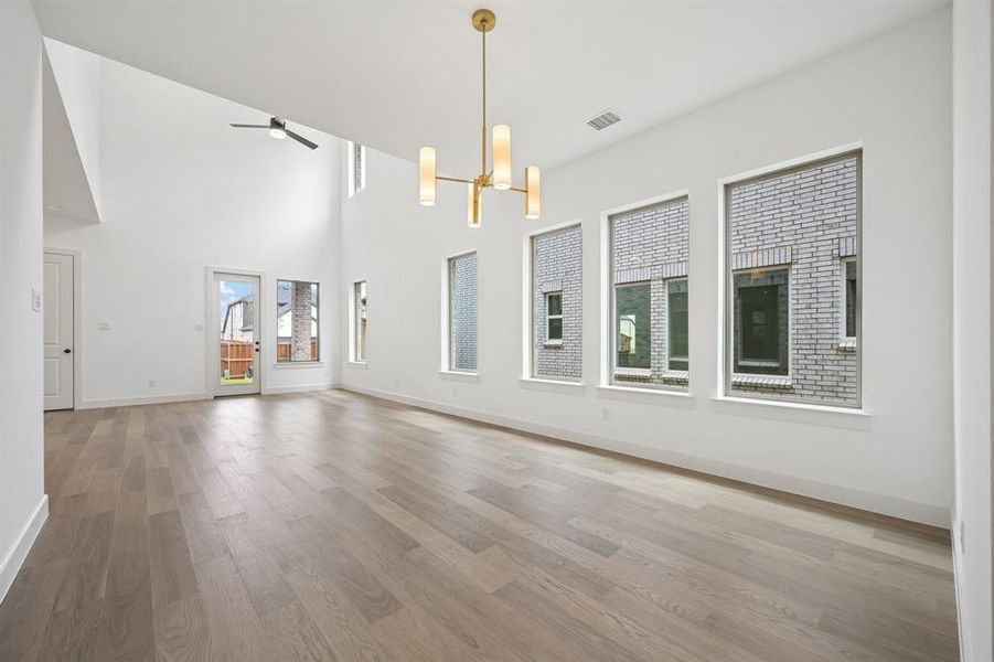 Whether it's vibrant dinner parties or cozy family meals, this dining room fits all occasions!