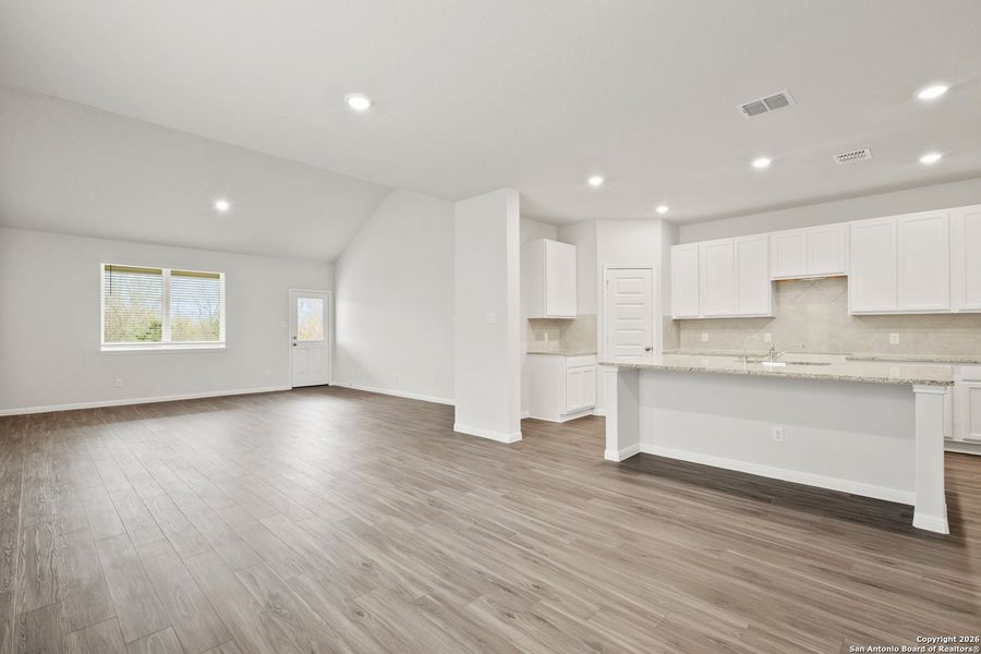 Spacious, unfurnished interior of a new home in Cinco Lakes, San Antonio (Image 11).